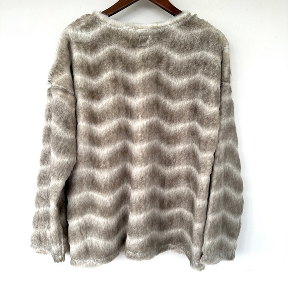 Dylan Los Angeles apres-ski faux fur sweater with crew neck & long sleeves - Picture 6 of 10